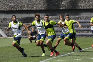 Mujica, en el centro y sin peto, durante el entrenamiento de ayer en Barranco Seco.