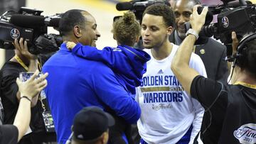 Stephen Curry besa a su hija Riley Curry que se encuentra en brazos de Dell, padre y abuelo, respectivamente.