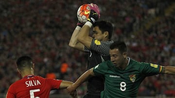 Futbol, Chile vs Bolivia.
 Eliminatorias mundial Rusia 2018. 
 El jugador de Chile Christopher Toselli,centro, juega el balon contra Bolivia durante el partido clasificatorio al mundial de Rusia 2018 disputado en el estadio Monumnetal.
 Santiago, Chile. 
 06/09/2016 
 Marcelo Hernandez/Photosport********** 
 
 Football, Chile vs Bolivia.
 Russia 2018 World Cup qualifiying. 
 Chile&#039;s player Christopher Toselli,  center, play the ball against Bolivia during the Russia 2018 World Cup qualifiying football match at Monumnetal stadium in Santiago, Chile. 
 06/09/2016 
 Marcelo Hernandez/Photosport