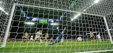 3-3. Córner que remata Aurelien Tchouameni y Álex Remiro, pese a ir al centro el balón, no puede evitar que suba el tercer tanto del Real Madrid.