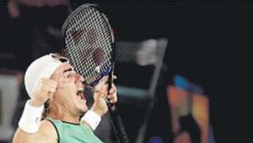 <b>FUEGO VERDE. </b>Hewitt iba de verde, pero despidió fuego ante Roddick.