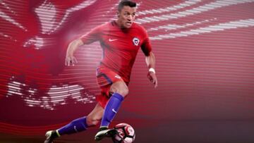 Sánchez presenta la nueva camiseta que utilizará la Roja