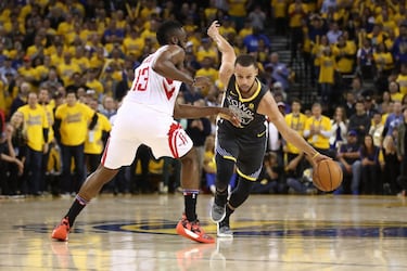 Curry, en uno de sus tantos duelos contra James Harden. Le ganó en al menos tres. Harden también tuvo sus victorias.