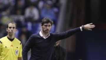 Victor da instrucciones durante el partido.
