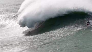 Alberto Truncer en Nazaré, a punto de ser cazado por el labio de una ola gigante, en marzo del 2026.
