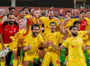 Nacho celebra una victoria junto a sus compañeros del AL Qadsiah.