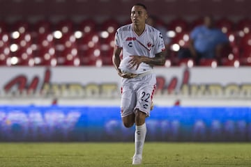 Veracruz logró venir de atrás y empatar el partido que iban perdiendo 2-0 ante Toluca. Cuando parecía que los escualos podían resurgir frente a su gente y darles al menos una alegría llegó un penal de Rubens Sambueza dejó sin oportunidad a los escualos. El equipo jarocho sigue sin levantar la cara este torneo que ha sido muy difícil por los resultados y las polémicas fuera de la cancha.