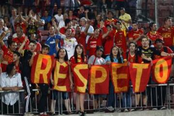 Hinvhas de Unión Española alientan a su equipo durante el partido