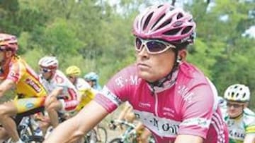 <b>DECEPCIÓN. </b>Jan Ullrich intenta superar el golpe moral que sufrió en la etapa inicial.