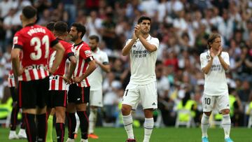 Real Madrid's Spanish midfielder Marco Asensio (C) applauds as he is substituted during the Spanish league football match between Real Madrid CF and Athletic Club Bilbao at the Santiago Bernabeu stadium in Madrid on June 4, 2023. (Photo by Pierre-Philippe MARCOU / AFP)