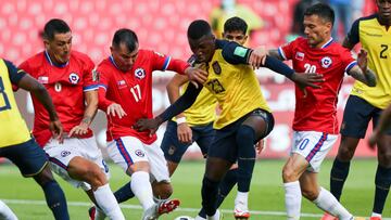 Chile&#039;s Enzo Roco (L), Gary Medel (2-L) and Charles Aranguiz (R) vie for the ball with Ecuador&#039;s Dixon Arroyo during their South American qualification football match for the FIFA World Cup Qatar 2022 at the Rodrigo Paz Delgado Stadium in Quito on September 5, 2021. (Photo by Jose Jacome / POOL / AFP)