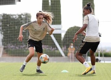 Olga Carmona y Daiane, jugadoras del Real Madrid durante el primer entrenamiento del equipo.