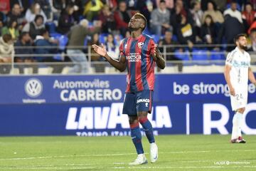 Soko (Huesca)
Imparable. Así se mostró Soko en su tanto de este fin de semana ante el Cádiz. El centrocampista del Huesca alcanzó los 35 Km/h en la jugada que acabó con su gol, por cierto, el primero que anota con la camiseta del equipo oscense. Empezó unos metros por detrás de Chust y acabó rebasándole.