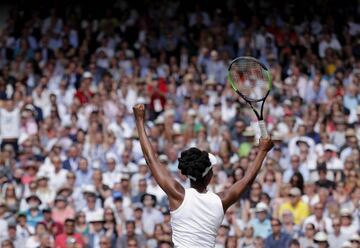 Venus Williams saluda al público de Wimbledon.