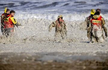 Los servicios de emergencia estuvieron horas buscando por esta playa del Mar del Norte, con la dificultad añadida de la espuma generada por el temporal.