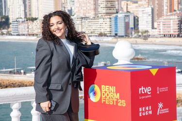 Nacida en Chiclana y especialista en reinterpretar el flamenco con ritmos urbanos actuales. Con 17 años fue corista de Rosalía. Su canción se llama 'Jartita de llorar' y "te lleva por un viaje interno que muchas personas conocen alguna vez en su vida".