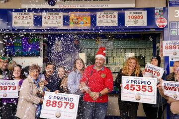 Varios agraciados celebran el la administración de La Gata Loca, el quinto premio del Sorteo Extraordinario de Lotería de Navidad 2023.