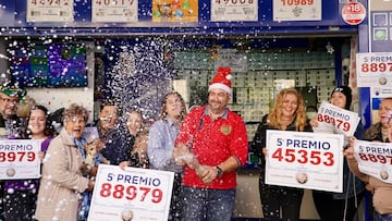 Varios agraciados celebran el la administración de La Gata Loca, el quinto premio del Sorteo Extraordinario de Lotería de Navidad 2023.