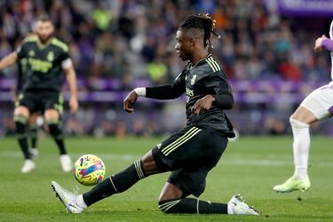 Camavinga, desde la izquierda, asiste para que Benzema anote.