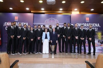 Foto de familia en la sede de la Comunidad de Madrid.