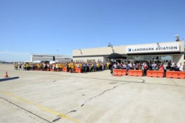 Los campeones de la NBA disfrutaron del viaje de vuelta a Oakland sin perder de vista el preciado trofeo Larry O'Brien.