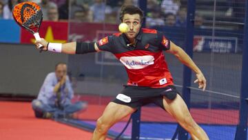 Fernando Belasteguín devuelve un golpe.