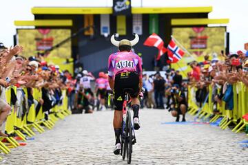 La última etapa del Tour en territorio danés contó con el protagonismo de Rigoberto Urán, quien utilizó un casco y un martillo vikingo.