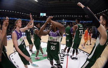 Los jugadores del Unicaja festejan la victoria.