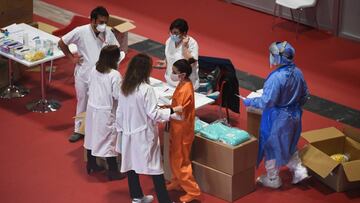 MADRID, SPAIN - APRIL 03: Medical staff seen at the Temporary Hospital of the Community of Madrid authorized at IFEMA to treat patients with coronavirus on April 03, 2020 in Madrid, Spain. The coronavirus (COVID-19) pandemic has spread to at least 182 countries, claiming over 55,000 lives and infecting hundreds of thousands more. In Spain the number of deaths is over 10,000 now. (Photo by Denis Doyle/Getty Images)