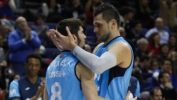 Alessandro Gentile y Darío Brizuela se abrazan durante el Movistar Estudiantes-Iberostar Tenerife.