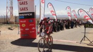 El portugués Luis Leao Pinto cruzando la línea de meta en la primera jornada de la Titan Desert.