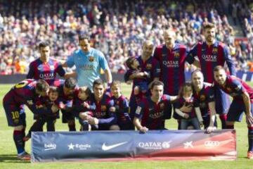 Los jugadores del FC Barcelona posan antes del partido frente al Rayo Vallecano con sus retoños.