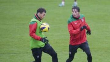 CON LOS SUPLENTES. Amorebieta, con Iturraspe, ayer en Lezama.