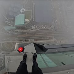 Adrian Bartecki salta al vacío desde el edificio más alto de la Unión Europea