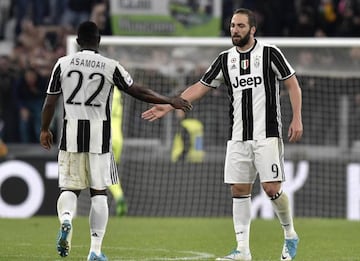 Football Soccer - Juventus v Torino - Italian Serie A - Juventus Stadium, Turin, Italy - 06/05/2017 Juventus' Gonzalo Higuain celebrates with teammate Kwadwo Asamoah after scoring against Torino. REUTERS/Giorgio Perottino