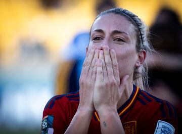 Alexia Putellas, vigente Balón de Oro, manda besos a sus compañeras y al público que acompaña a la Selección.