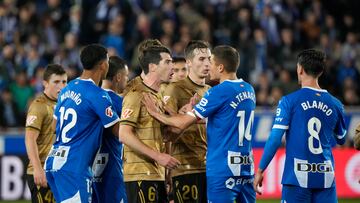 VITORIA, 23/04/2025.- Los jugadores de la Real Sociedad discuten con los jugadores del Alavés, durante el partido de la jornada 33 de LaLiga que Deportivo Alavés y Real Sociedad disputan hoy miércoles en Mendizorroza. EFE/ Adrián Ruiz Hierro