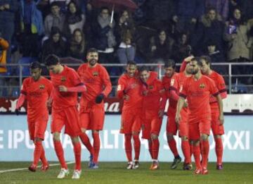 El delantero argentino del FC Barcelona Lionel Messi celebra con sus compañeros el segundo gol marcado al Eibar durante el partido de la vigésima séptima jornada de liga de Primera División