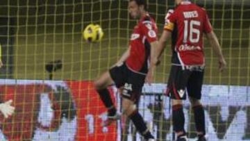 <b>ASÍ EMPEZÓ LA DERROTA. </b>Cazorla bate a Aouate el pasado sábado en El Madrigal. Era el 1-0 para el Villarreal.