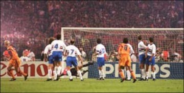 El 20 de mayo de 1992 el Barcelona ganó su primera Copa de Europa. La final fue en Wembley contra la Sampdoria.
Gol de Koeman de falta.   