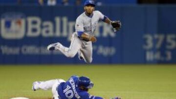 El brillante shorstop de los Royals, Alcides Escobar, iniciando una doble jugada en la serie que acaba de finalizar contra los Blue Jays.