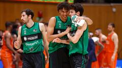 BADALONA, 05/11/2023.- Los jugadores del Joventut de Badalona celebran la canasta que les dio el triunfo durante el partido de la jornada 8 de la Liga ACB que Joventut de Badalona y Valencia Basket disputan hoy domingo en el Palau Municipal D´Esports de Badalona. EFE/Toni Albir
