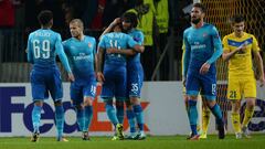 Arsenal&#039;s forward from England Theo Walcott (C) celebrates with teammates after scoring a goal during the UEFA Europa League Group H football match between FC BATE Borisov and Arsenal FC in Borisov, outside Minsk, on September 28, 2017. / AFP PHOTO / Maxim MALINOVSKY