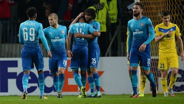 Arsenal&#039;s forward from England Theo Walcott (C) celebrates with teammates after scoring a goal during the UEFA Europa League Group H football match between FC BATE Borisov and Arsenal FC in Borisov, outside Minsk, on September 28, 2017. / AFP PHOTO / Maxim MALINOVSKY