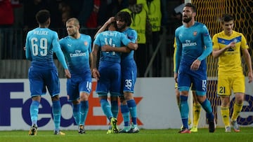 Arsenal's forward from England Theo Walcott (C) celebrates with teammates after scoring a goal during the UEFA Europa League Group H football match between FC BATE Borisov and Arsenal FC in Borisov, outside Minsk, on September 28, 2017. / AFP PHOTO / Maxim MALINOVSKY