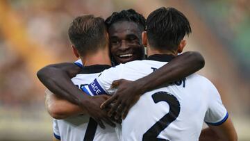 VERONA, ITALY - AUGUST 28: Teun Koopmeiners of Atalanta BC celebrates with Duvan Zapata and Rafael Toloi after scoring their team's first goal during the Serie A match between Hellas Verona and Atalanta BC at Stadio Marcantonio Bentegodi on August 28, 2022 in Verona, Italy. (Photo by Alessandro Sabattini/Getty Images)