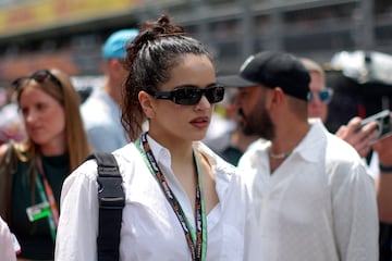 La cantante Rosalía a pie de pista antes del inicio de la carrera.