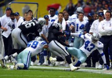 Charlie Gardner es derribado por Dat Nguyen durante el American Bowl de 2001 entre los Raiders y los Cowboys. Fue el único partido en México con victoria para los texanos: 21-6.