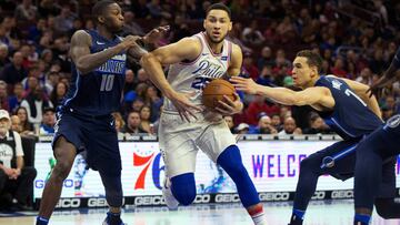 Ben Simmons penetra ante Dorian Finney-Smith y Dwight Powell durante el Philadelphia 76ers-Dallas Mavericks.