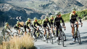 Imagen de los ciclistas del Mitchelton-Scott durante una concentración.